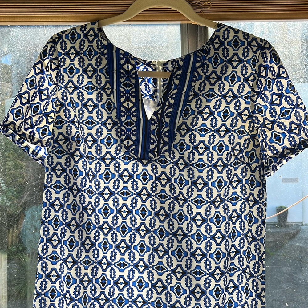 Super cute boxy dress, graphic pattern in blue, white, and black. Silk, lined S